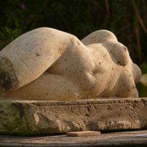 Liegender Akt  Sandstein skulptur