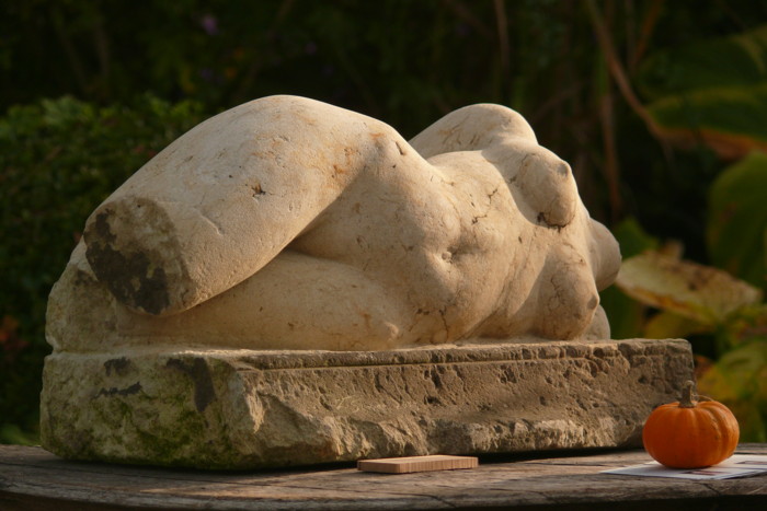 Liegender Akt  Sandstein skulptur
