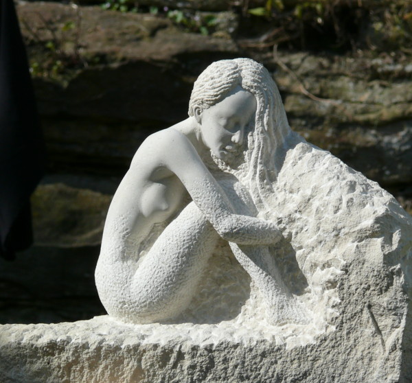Sitzendes Mädchen - Spanischer Kalkstein - ca. 45 cm - 2010