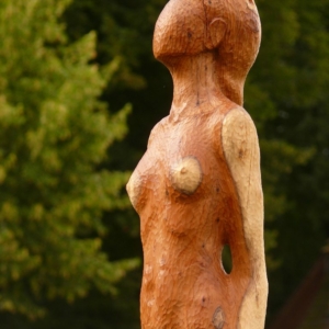 Mädchen, Eibenholz, ca. 140 cm (Detail)