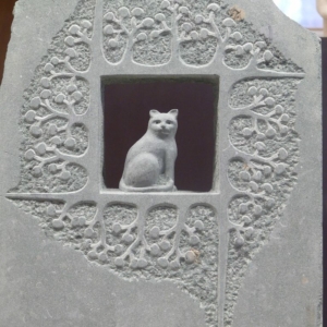 "Katze im Fenster" Anröchter Dolomit, ca. 40x40 cm