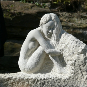 Sitzendes Mädchen - Spanischer Kalkstein - ca. 45 cm - 2010